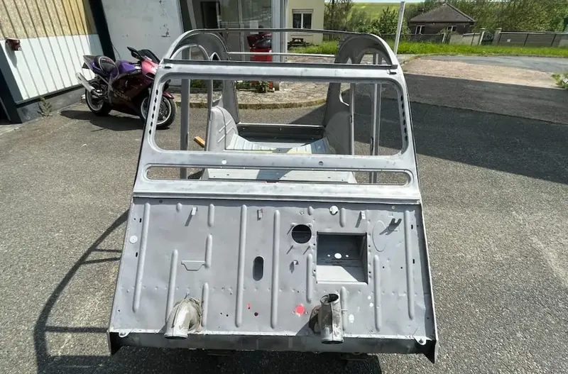 La même carrosserie de 2CV décapée à nu par aérogommage