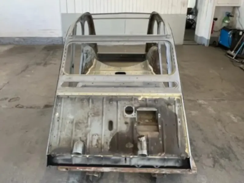 Carrosserie de 2CV avant décapage, peinture et corrosion de surface