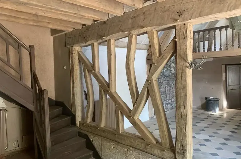 Colombage et charpente d'une maison ancienne après aérogommage, veinage du bois rendu