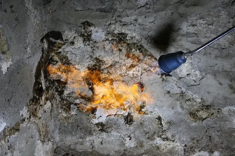 Passage à la flamme sur une maçonnerie contaminée par la mérule