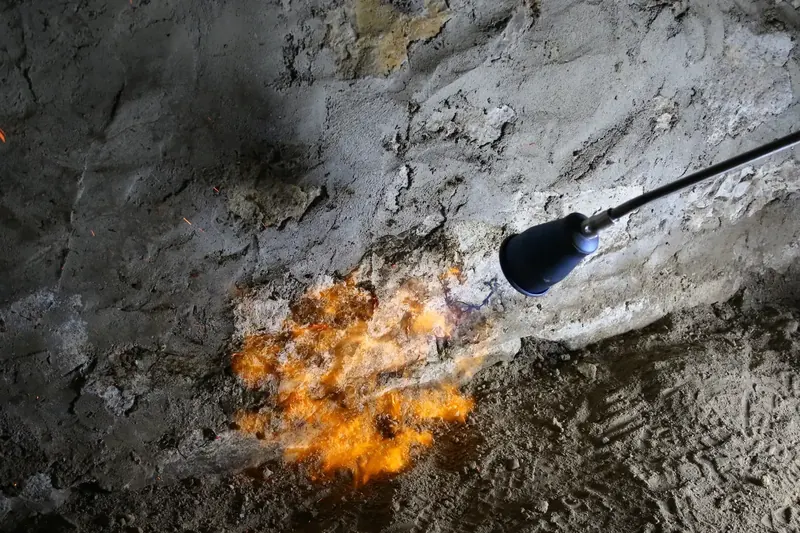 Brûlage d'une maçonnerie contaminée sur un chantier de mérule