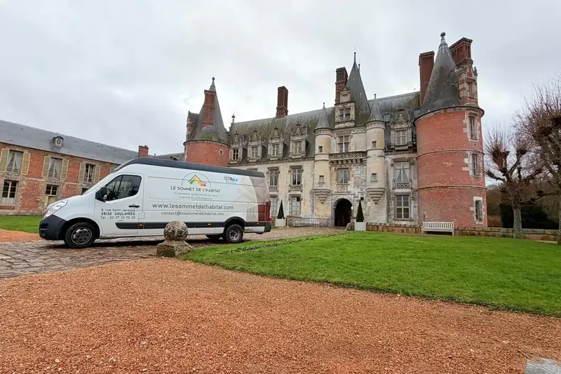 Fourgon du Sommet de l'Habitat et son applicateur devant le château de Maintenon