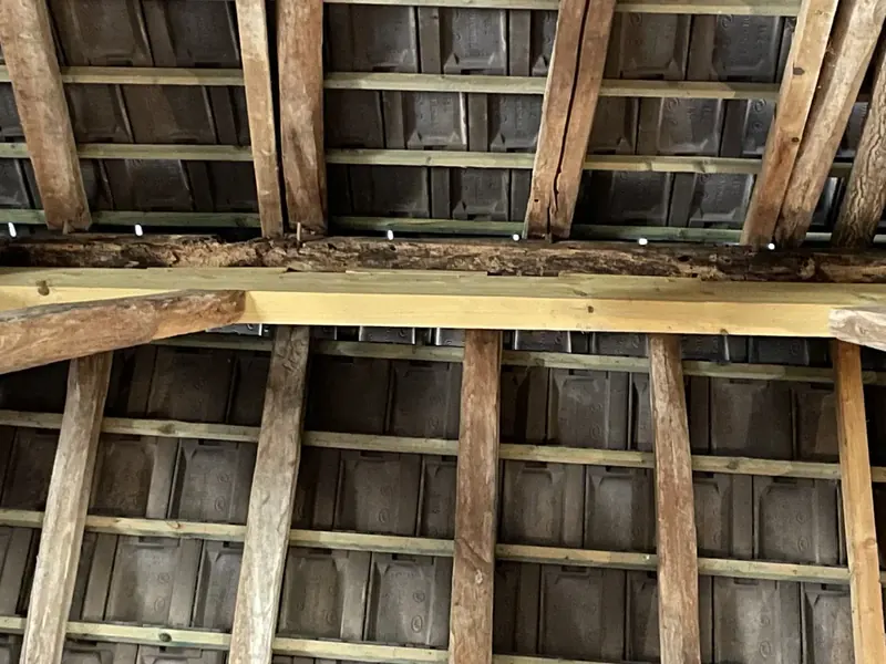 Plancher haut à remplissage de terre cuite, avec les renforts déjà posés. Boissy-sans-Avoir (78)
