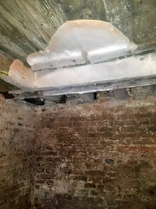 Développement blanc sous une corniche en plâtre, premier passage à Chaumont-sur-Tharonne, Loir-et-Cher