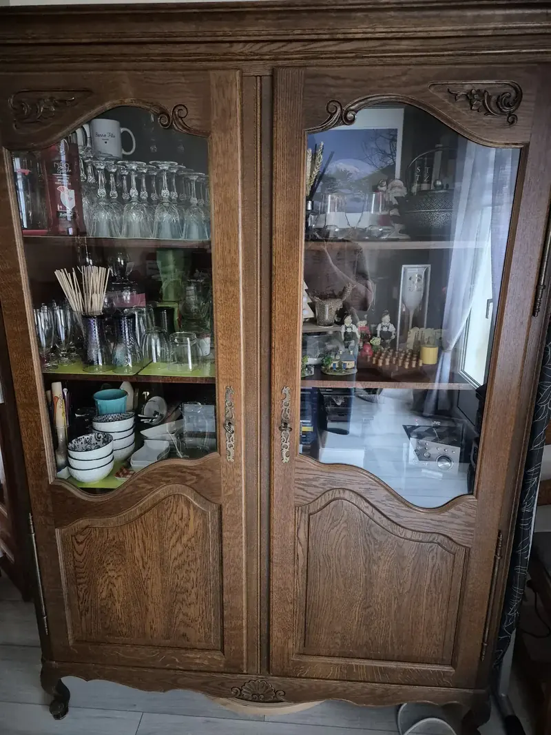 Buffet de salle à manger en chêne, attaqué dans les montants. Paray-Douaville (78)