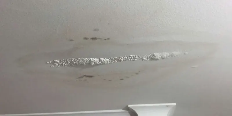 Trace d'infiltration d'eau sur un mur intérieur